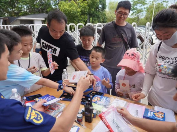 配资资深炒股配资门户 “探秘消防站”，开启充满惊喜的暑假探索之旅
